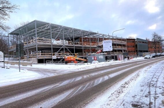 Skola under uppbyggnad i Sickla, vintertid